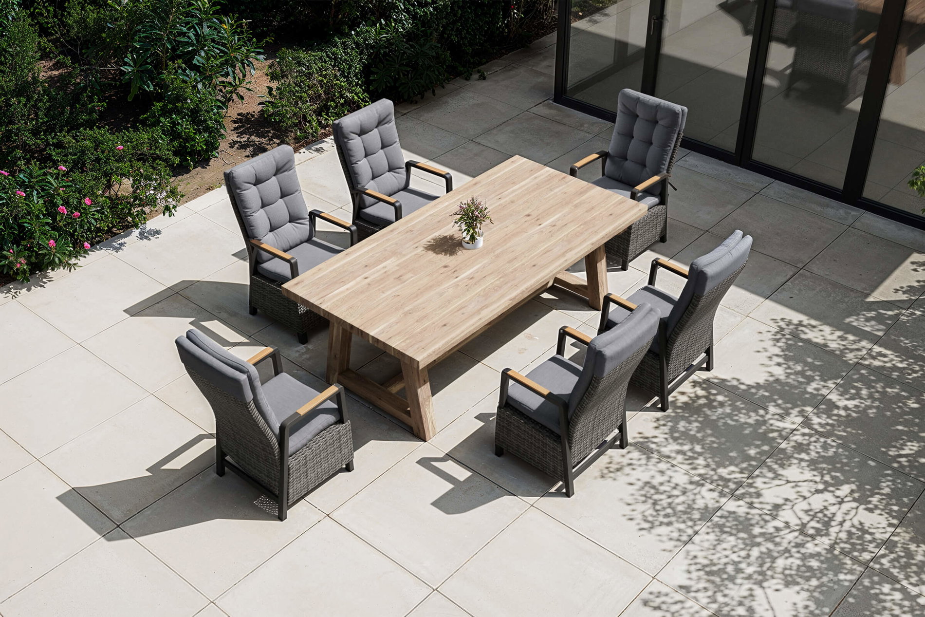 OUTFLEXX Nova Garten-Essgruppe mit 6 Sesseln, anthrazit/grau/natur, Alu/Polyrattan, 220 x 110 cm Tisch, verstellbare Rückenlehne mit Teak-Armlehnen, FSC®-zertifiziertes Produkt