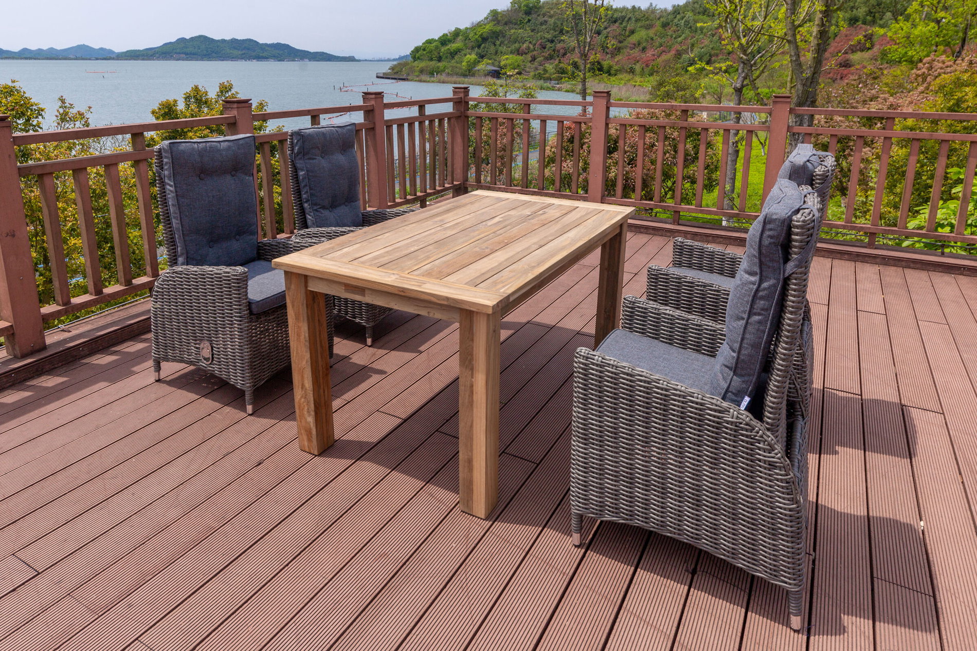 Ensemble table à manger de jardin OUTFLEXX, résine tressée/teck recyclé, table 160 x 90 cm, 4 fauteuils de salle à manger à dossier haut, coussins inclus, produit certifié FSC® 19370__1