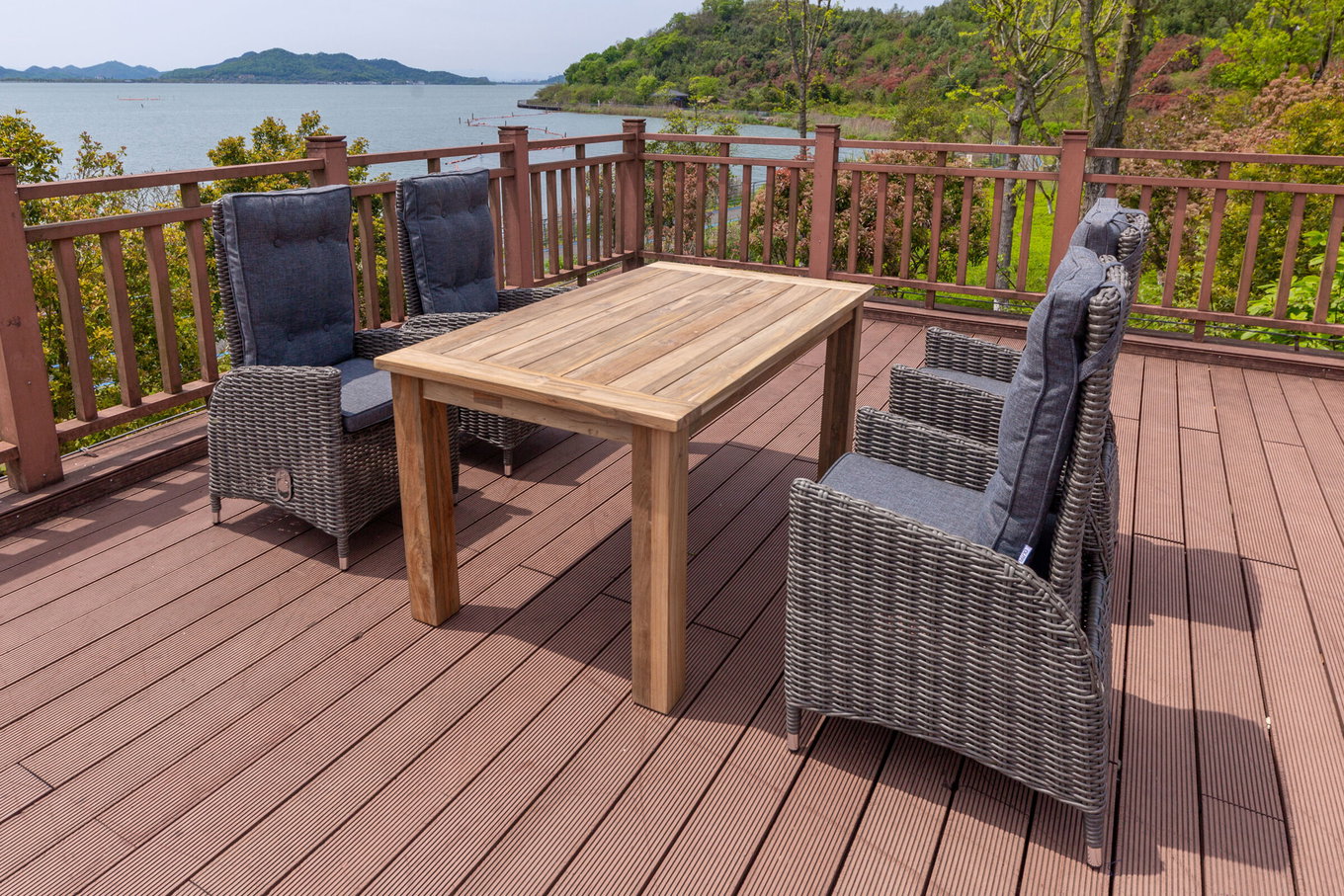 Ensemble table à manger de jardin OUTFLEXX, résine tressée/teck recyclé, table 160 x 90 cm, 4 fauteuils de salle à manger à dossier haut, coussins inclus, produit certifié FSC® 19370__1