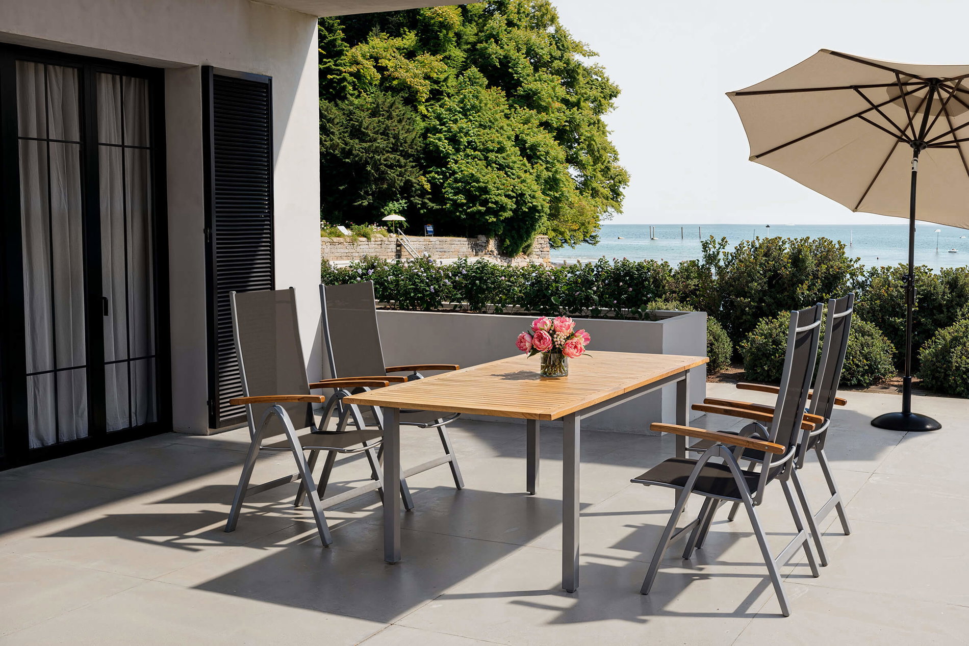 Salon de jardin VILLANA avec 4 chaises pliantes, argenté, alu/eucalyptus, table extensible 150/200 x 90 cm, produit certifié FSC®