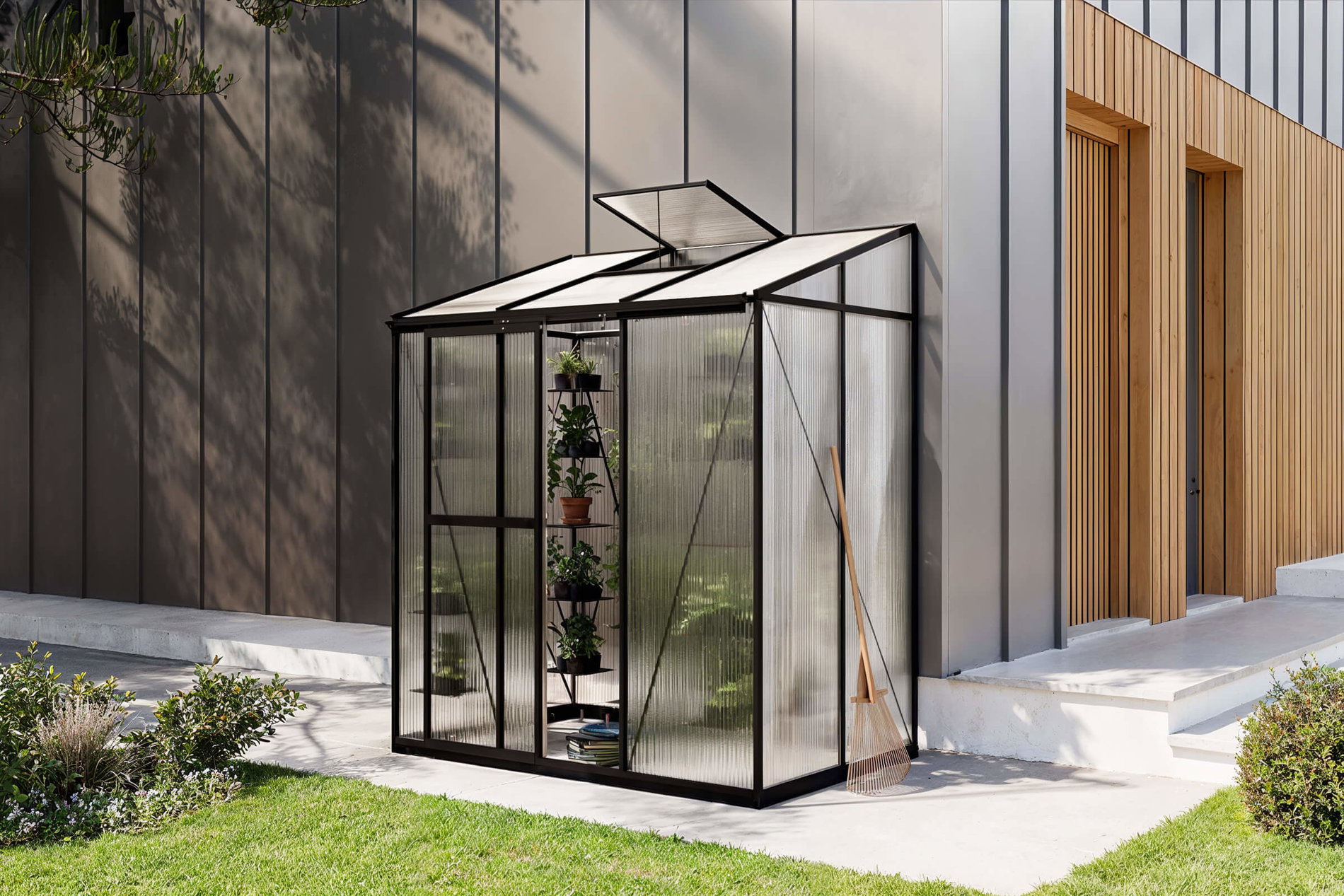 Serre adossée OUTFLEXX Verde Comfort, cadre noir, aluminium/polycarbonate, 160 x 105 x 190 cm, résistant aux UV, thermolaqué, avec porte coulissante
