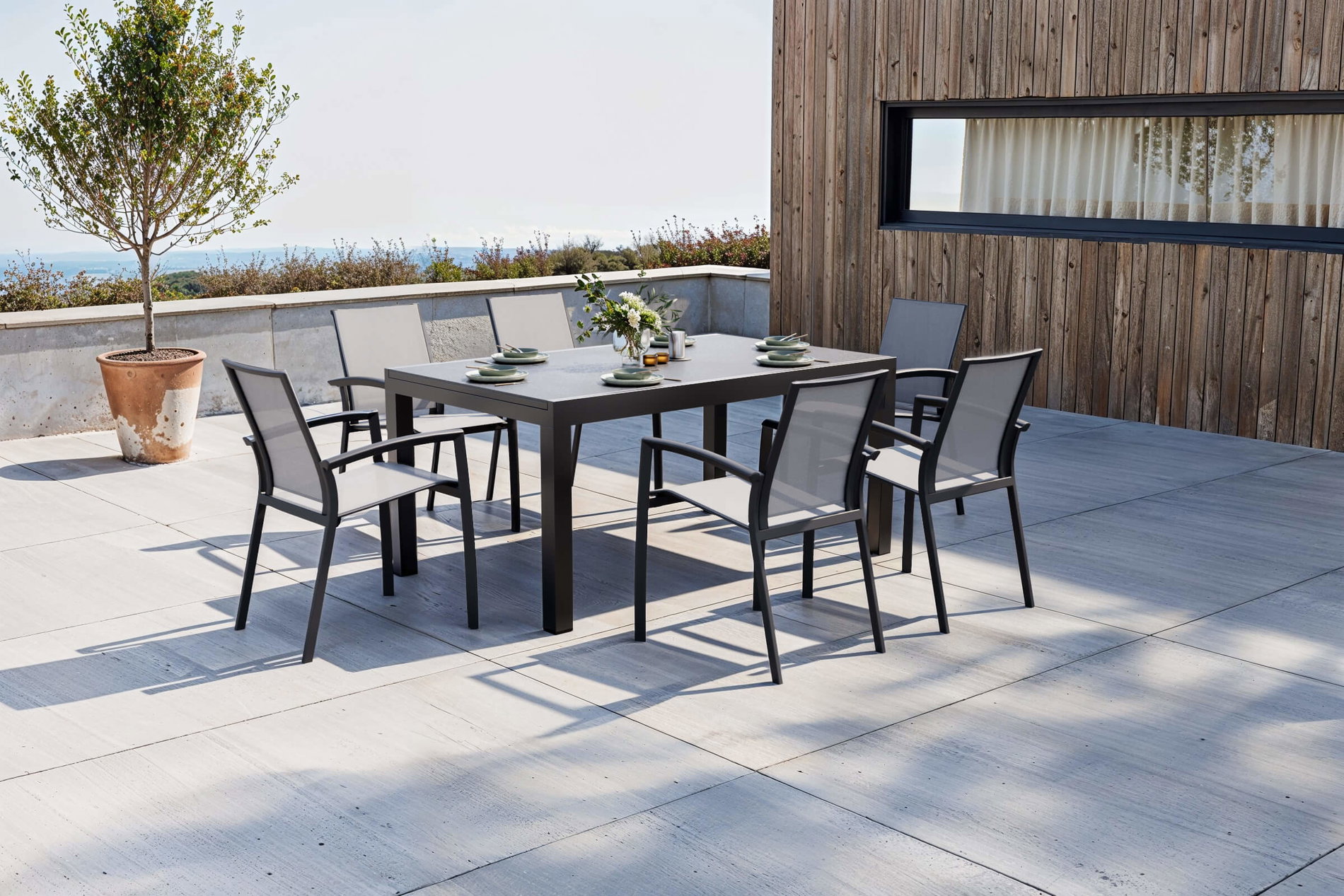 Salon de jardin OUTFLEXX Premium, anthracite mat/anthracite, Aluminium/Spraystone/Ranotex, table 160/260 x 100 cm, 6 fauteuils empilables Salon de jardin OUTFLEXX Premium, anthracite mat/anthracite, Aluminium/Spraystone/Ranotex, table 160/260 x 100 cm, 6 fauteuils empilables