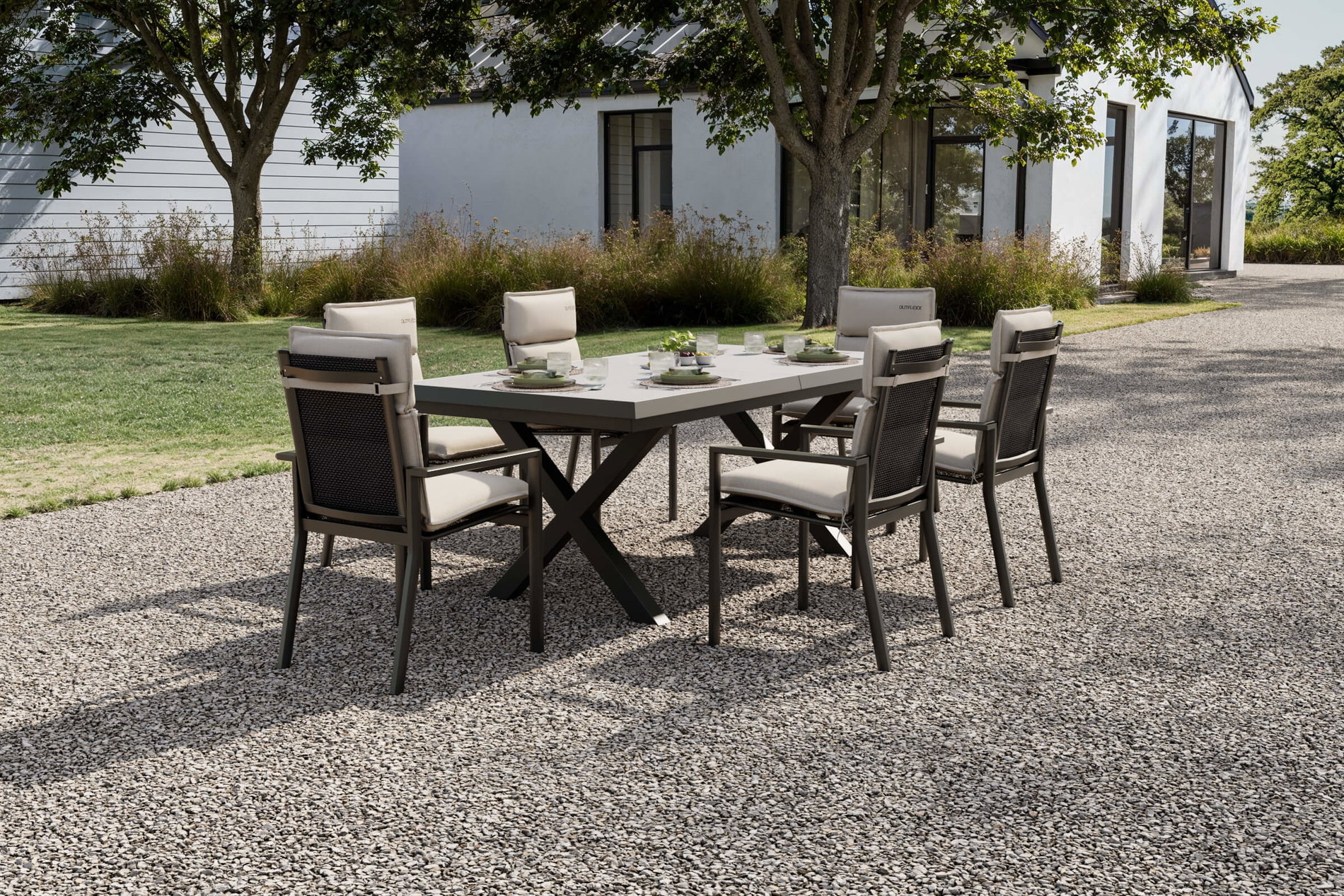 OUTFLEXX Serro Ensemble repas de jardin, anthracite mat/noir,nature, Alu/Imitation pierre/Textilène/Polyester, Table 200/260 x 100 cm, 6 chaises empilables avec 6 coussins
