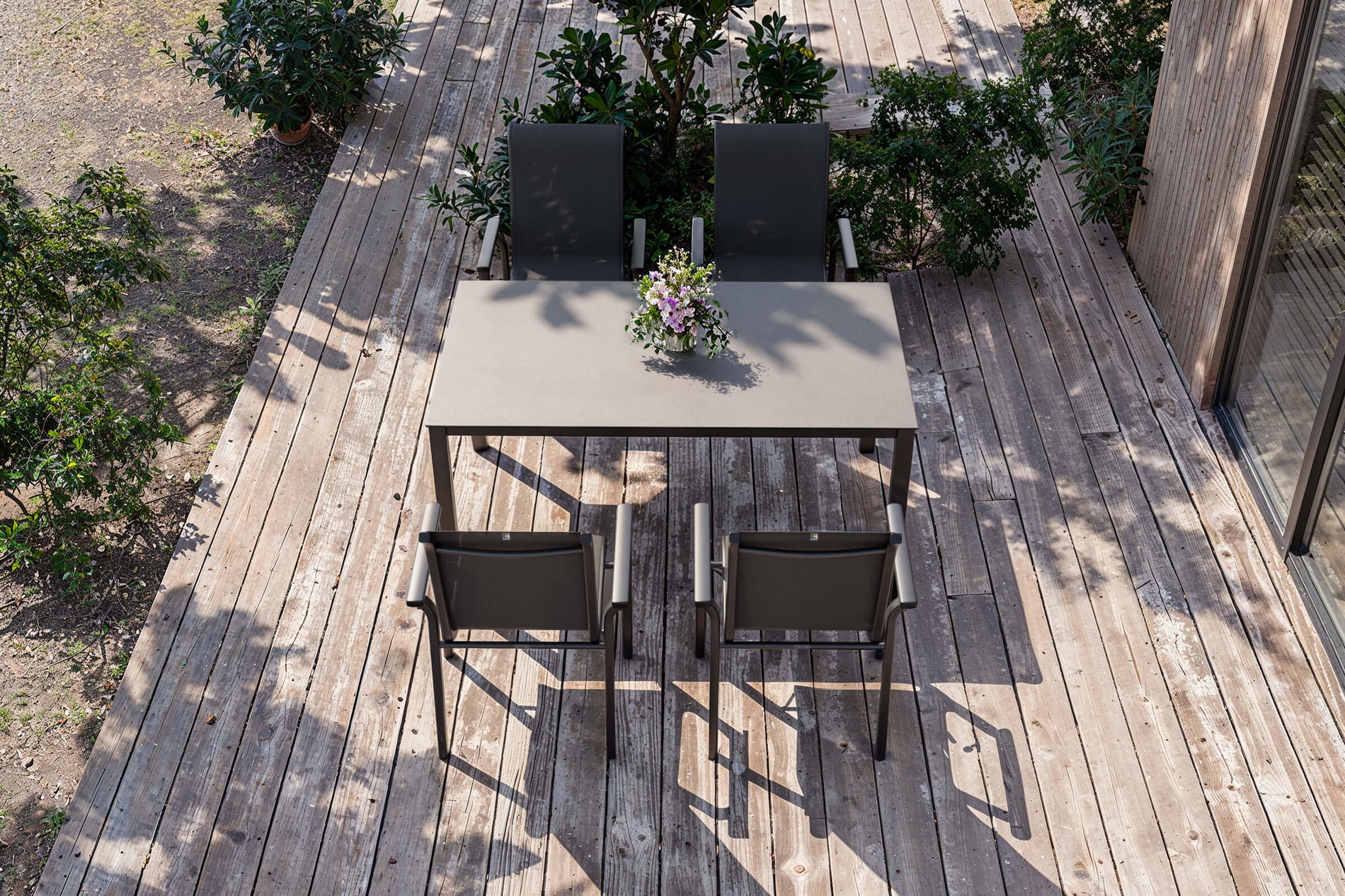KETTLER BasicPlus 2026 Ensemble repas de jardin, modèle exclusif, anthracite, aluminium/textilène/verre, table 160 x 95 cm, 4 chaises empilables KETTLER BasicPlus 2026 Ensemble repas de jardin, modèle exclusif, anthracite, aluminium/textilène/verre, table 160 x 95 cm, 4 chaises empilables