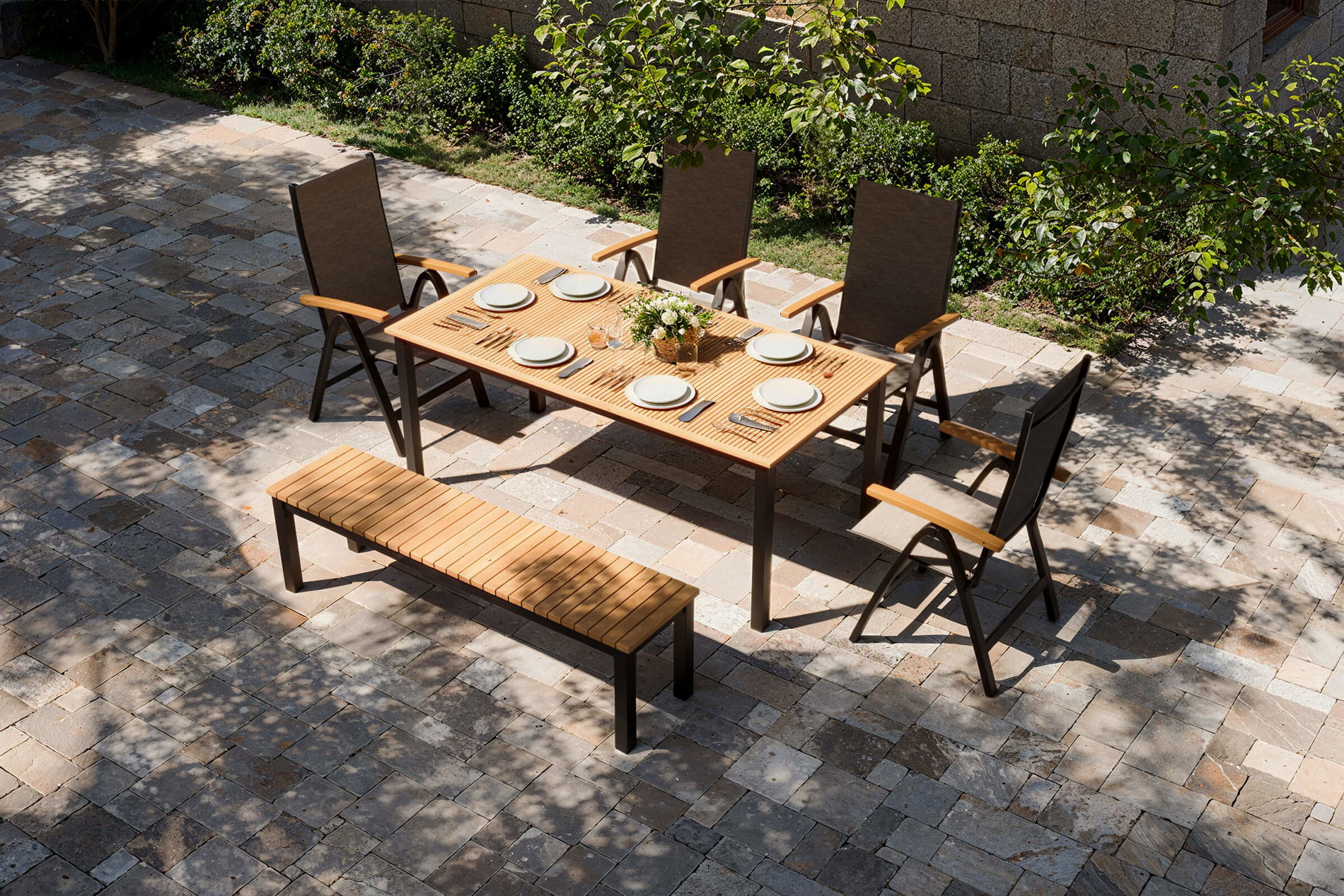 VILLANA Tasmania Garten-Essgruppe mit Bank und 4 Klappstühlen, anthrazit/natur, Aluminium/Eukalyptus, Tischplatte 180 x 90 cm, FSC®-zertifiziertes Produkt VILLANA Tasmania Garten-Essgruppe mit Bank und 4 Klappstühlen, anthrazit/natur, Aluminium/Eukalyptus, Tischplatte 180 x 90 cm, FSC®-zertifiziertes Produkt