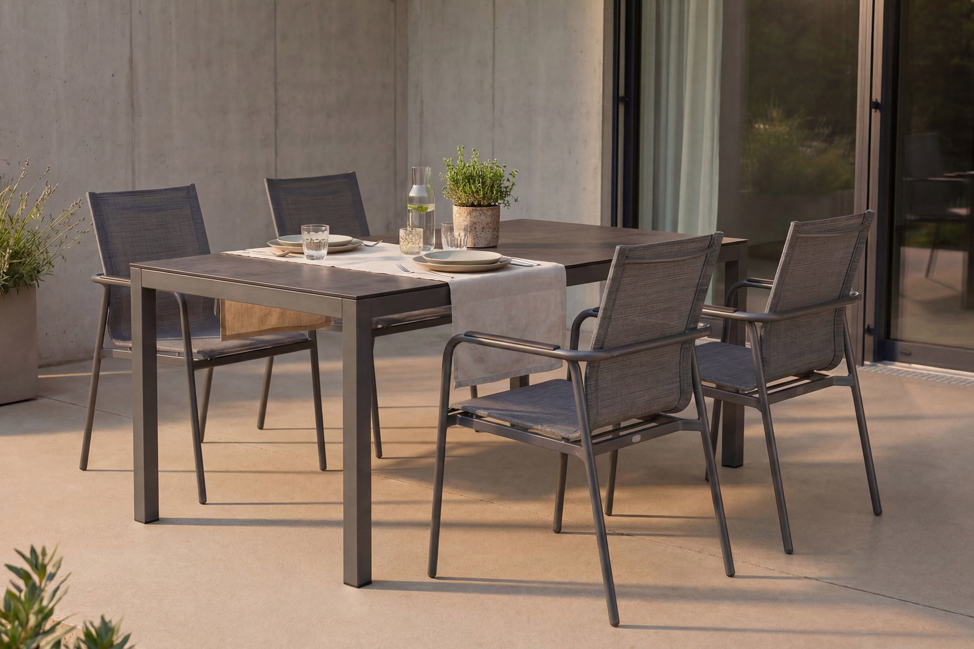 Stern Vento Ensemble repas de jardin 5 pièces avec 4 fauteuils empilables, graphite/gris argent, aluminium et textilène, table 160 x 90 cm, décor béton