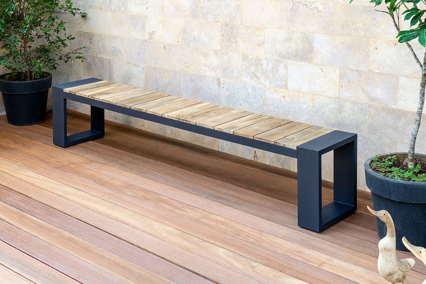 Banc OUTFLEXX Kona, gris foncé/naturel, alu/teck recyclé, 240x40x45cm, brossé rustique, piètement en U, produit certifié FSC® 20327__1