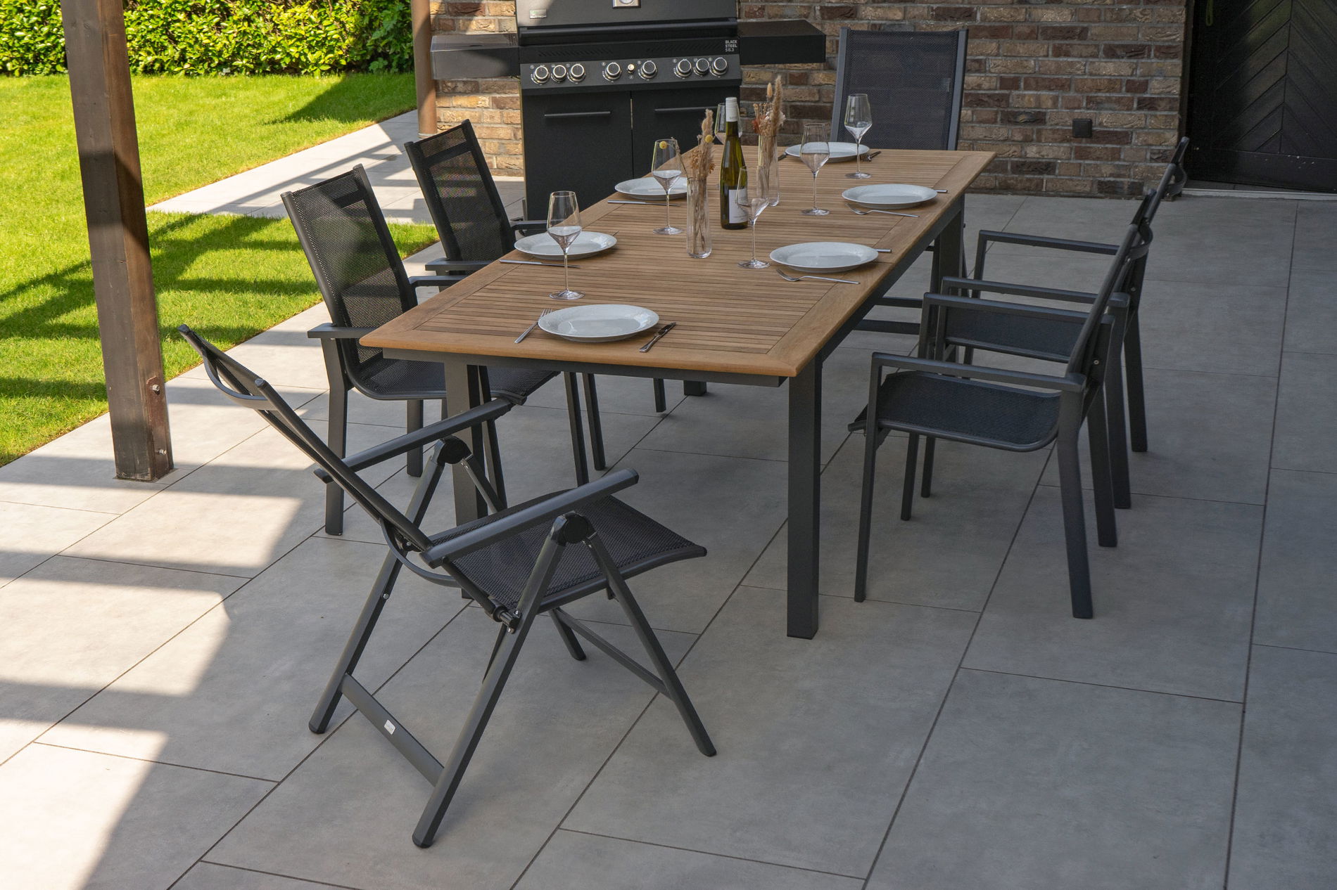 OUTFLEXX Groupe repas de jardin, OUTFLEXX® anthracite mat, Alu / Teck / Textile, Table extensible 180/240 x 100cm, 4 fauteuils empilables, 2 chaises pliantes 22195__1